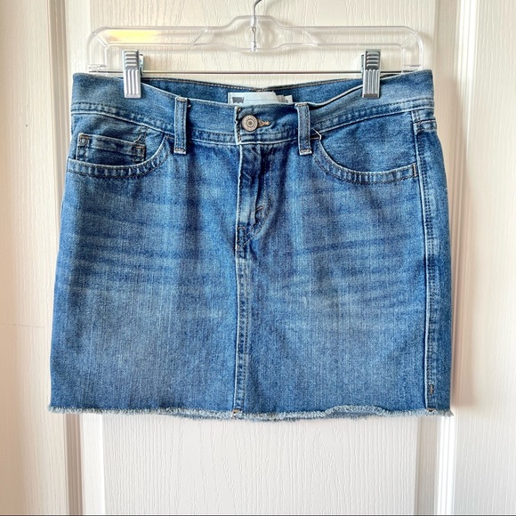 LEVI’S Frayed Hem Denim Mini Jean Skirt—SZ. 3(XS) - Picture 1 of 8